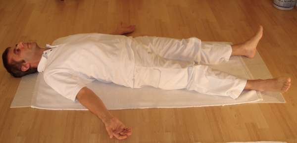 Shavasana-yoga-nidra Postura ideale di ascolto (Yoga Asana Shavasana o del Cadavere)